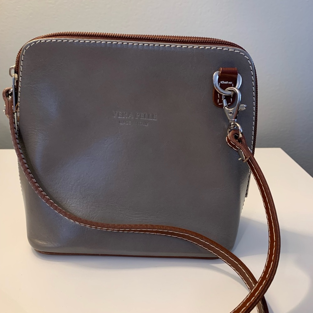 EUC - Vera Pelle bucket style Purse